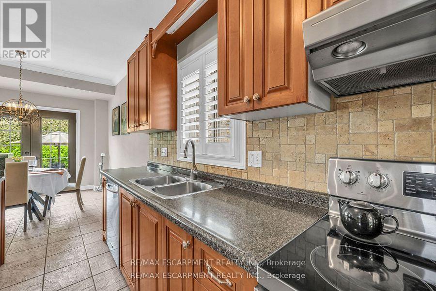 38 Sunbeam Drive, Hamilton, ON - Indoor Photo Showing Kitchen With Double Sink