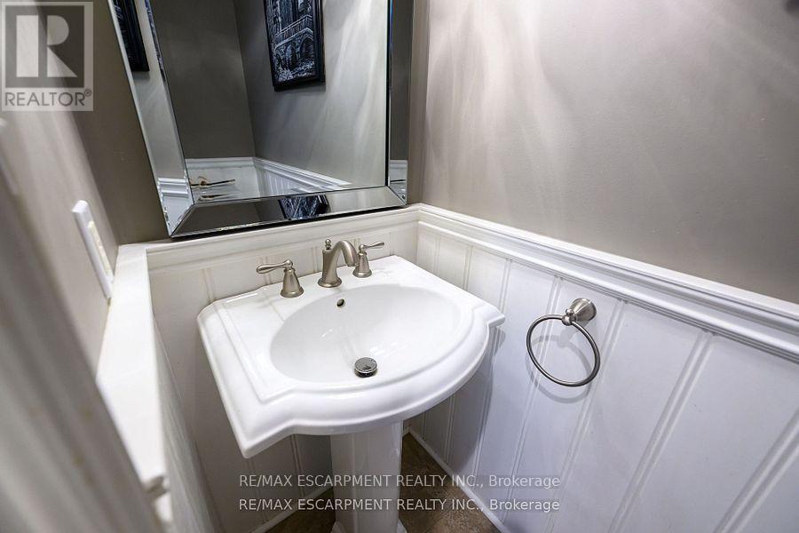 38 Sunbeam Drive, Hamilton, ON - Indoor Photo Showing Bathroom