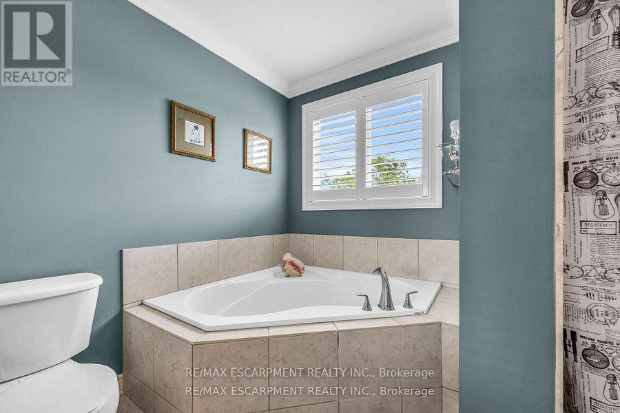 38 Sunbeam Drive, Hamilton, ON - Indoor Photo Showing Bathroom