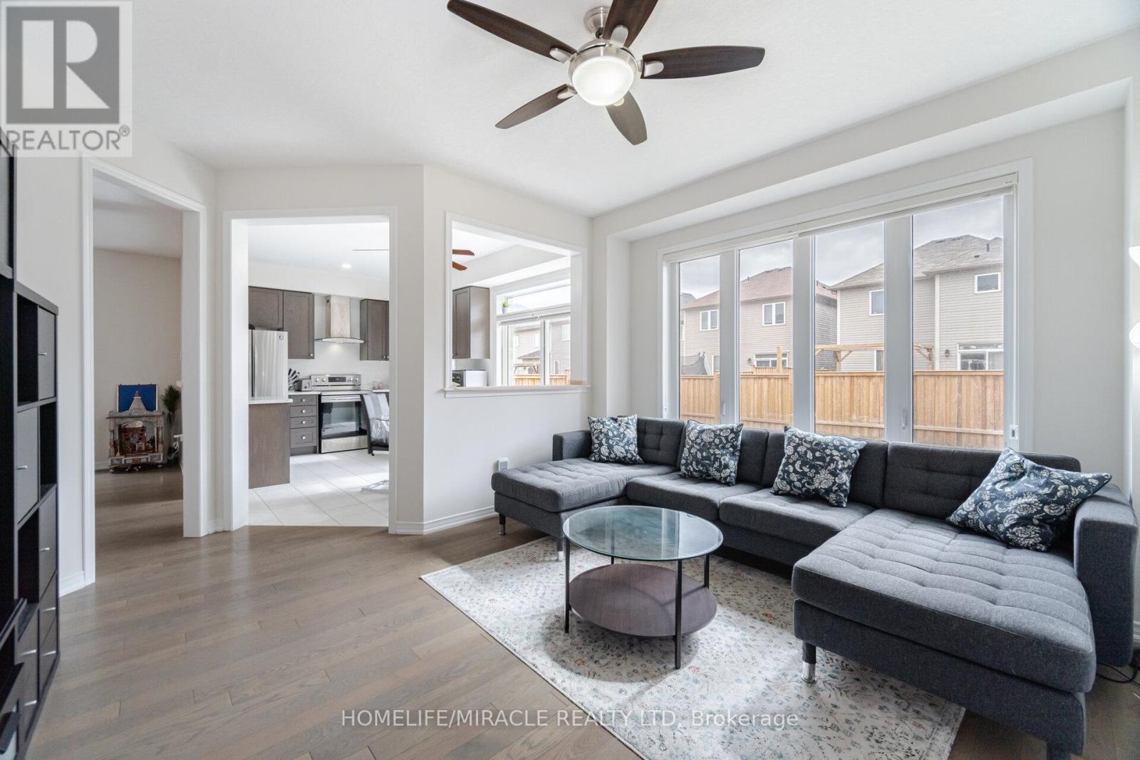 117 Longboat Run W, Brantford, ON - Indoor Photo Showing Living Room