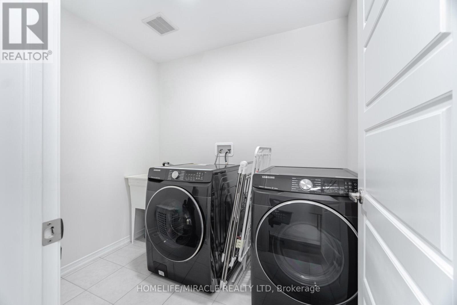117 Longboat Run W, Brantford, ON - Indoor Photo Showing Laundry Room