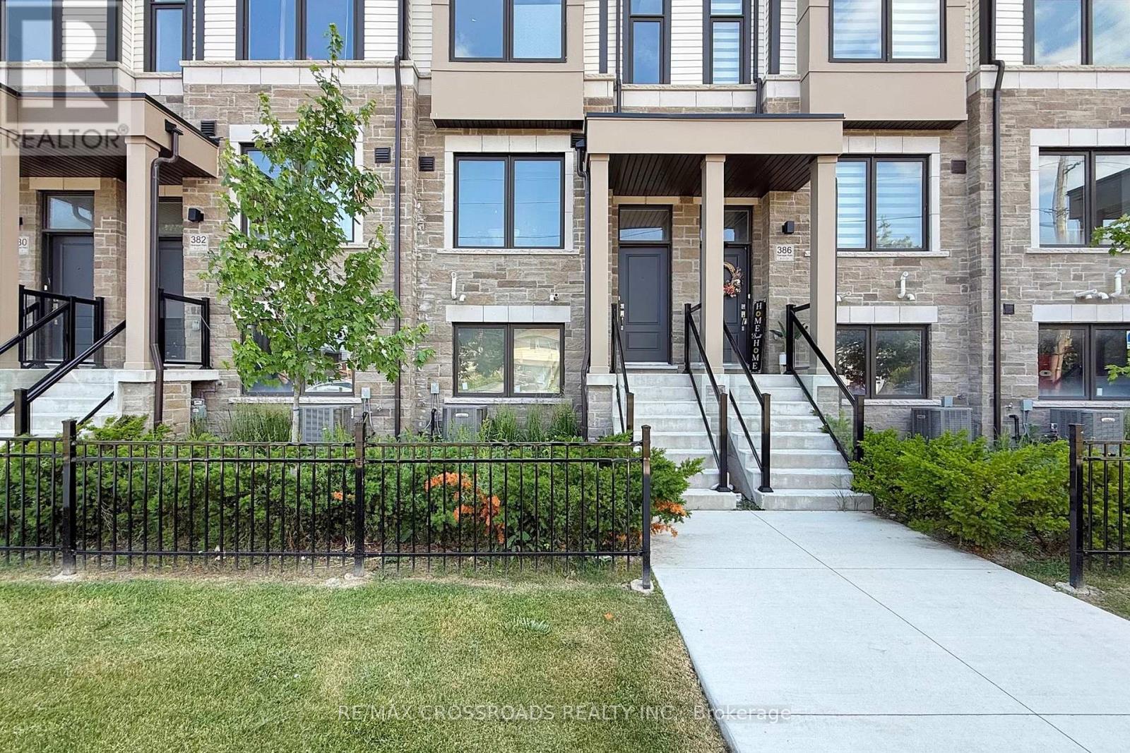 384 Okanagan Path, Oshawa, ON - Outdoor With Facade