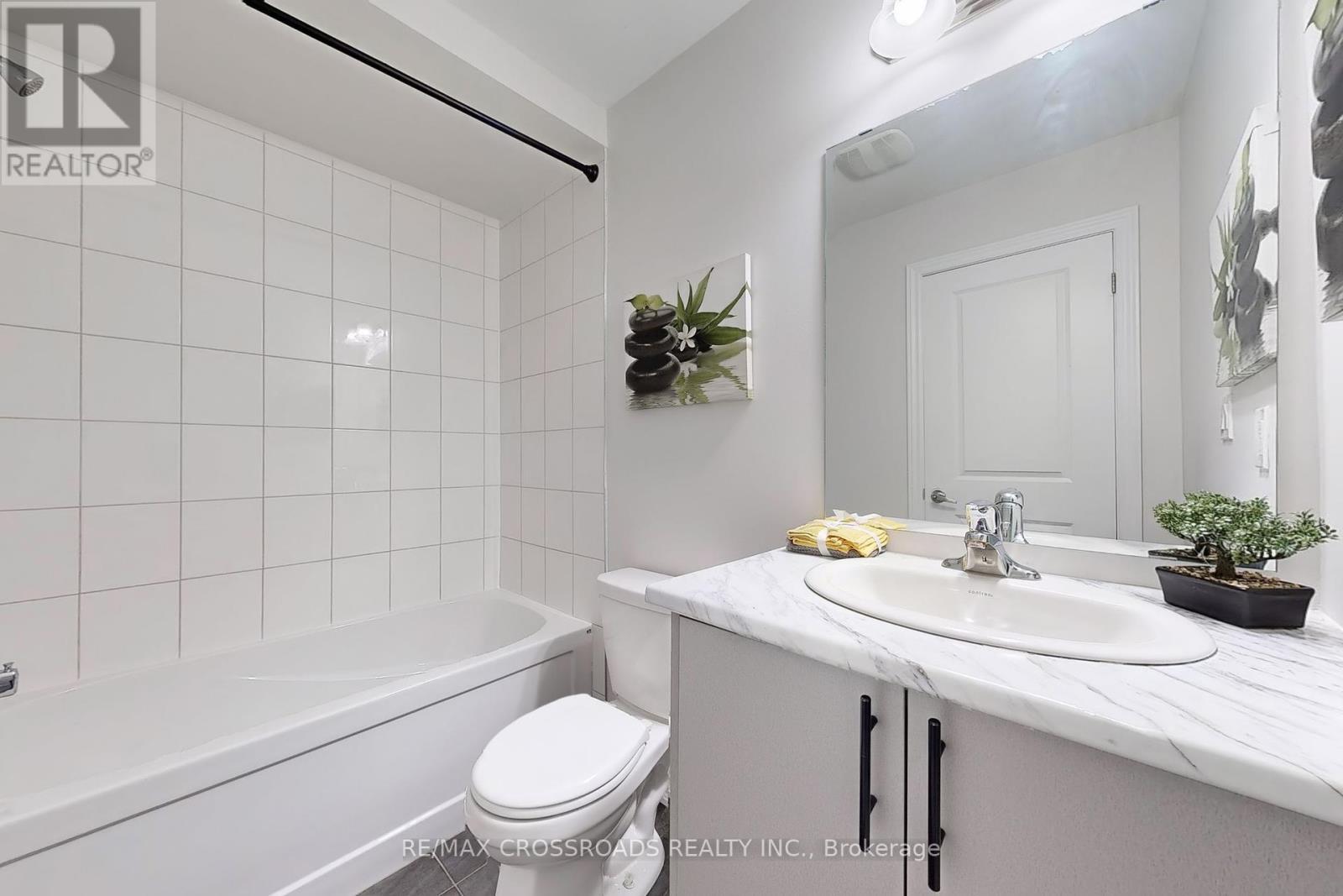 384 Okanagan Path, Oshawa, ON - Indoor Photo Showing Bathroom