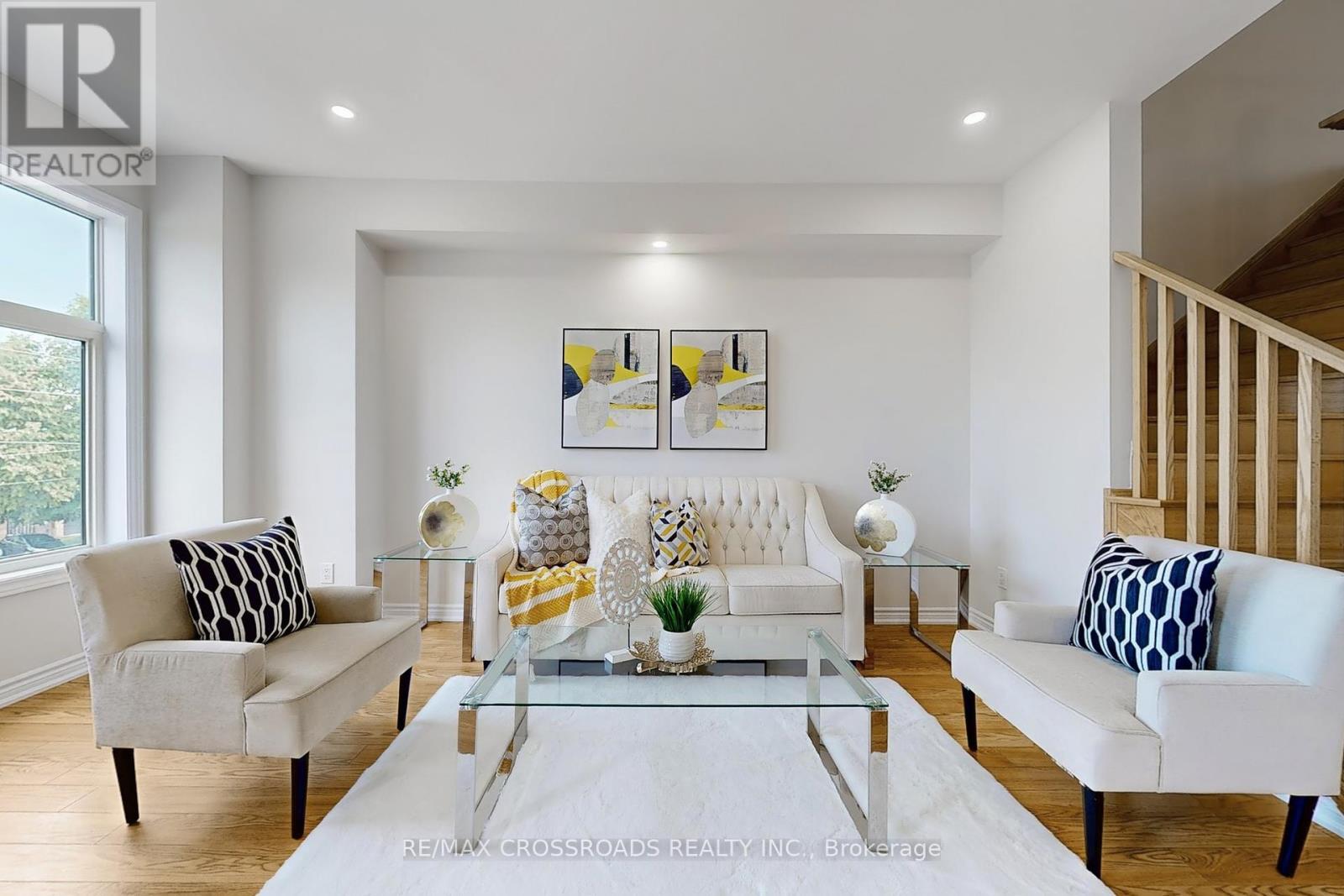 384 Okanagan Path, Oshawa, ON - Indoor Photo Showing Living Room