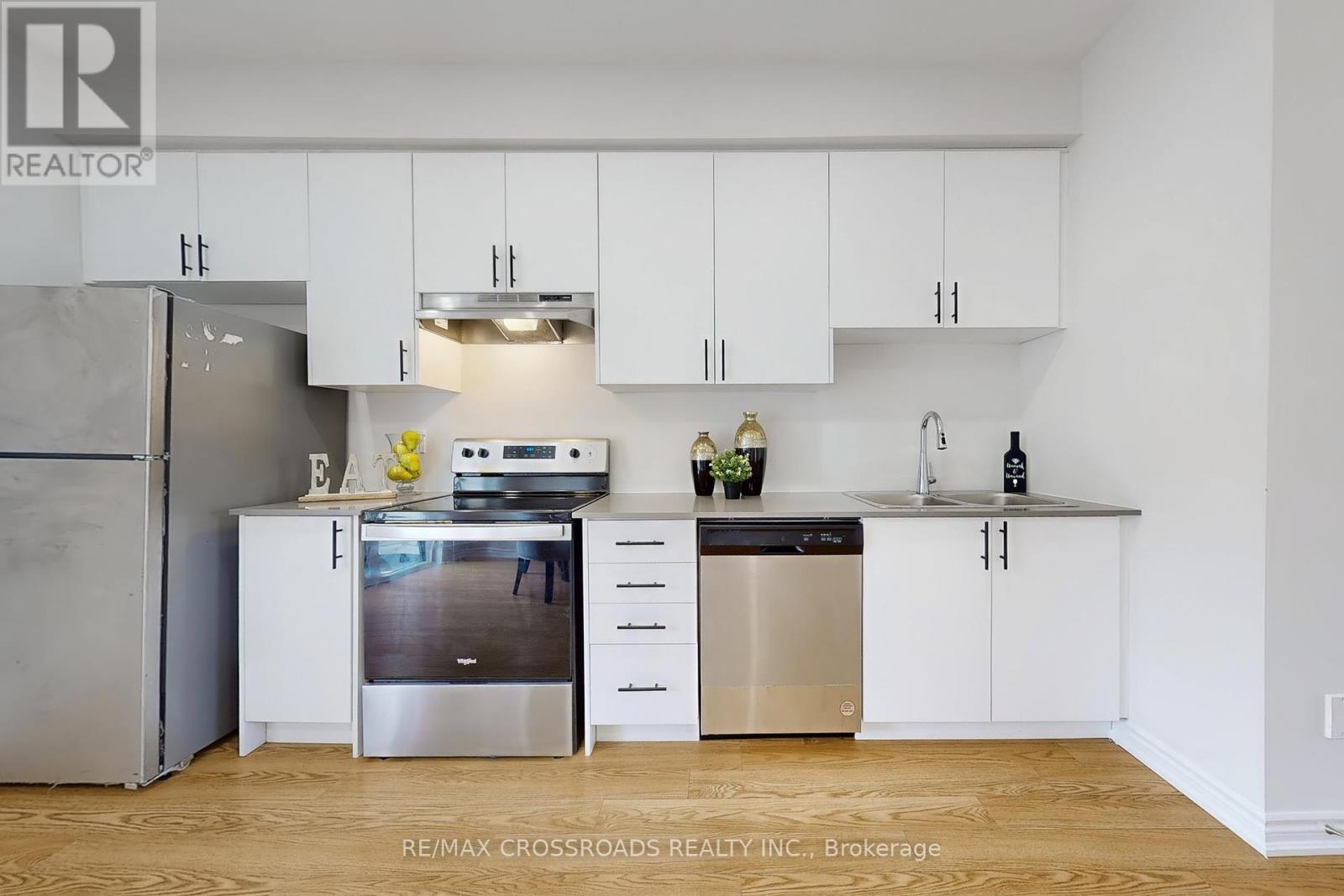 384 Okanagan Path, Oshawa, ON - Indoor Photo Showing Kitchen