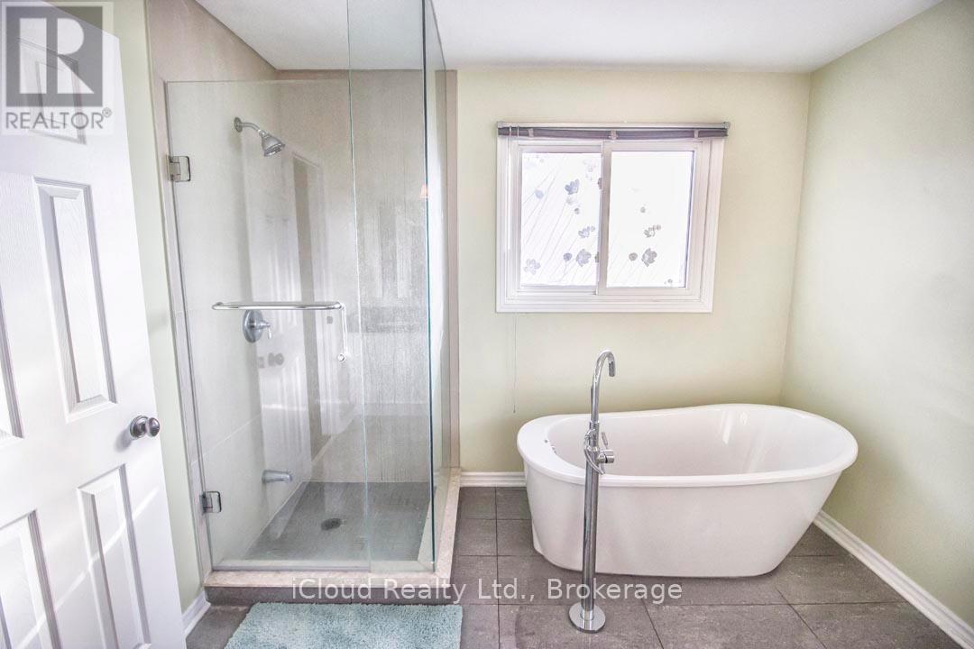 Ensuite Bathroom with Separate Shower & Soaker Tub - 2667 Wynten Way, Oakville, ON - Indoor Photo Showing Bathroom