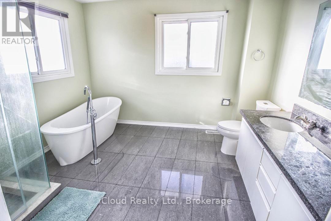 Ensuite Bathroom with Freestanding Soaker Tub - 2667 Wynten Way, Oakville, ON - Indoor Photo Showing Bathroom