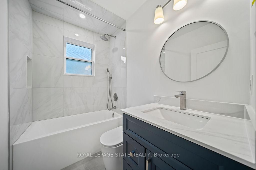 Unit 1-172 East 34Th Street, Hamilton, ON - Indoor Photo Showing Bathroom