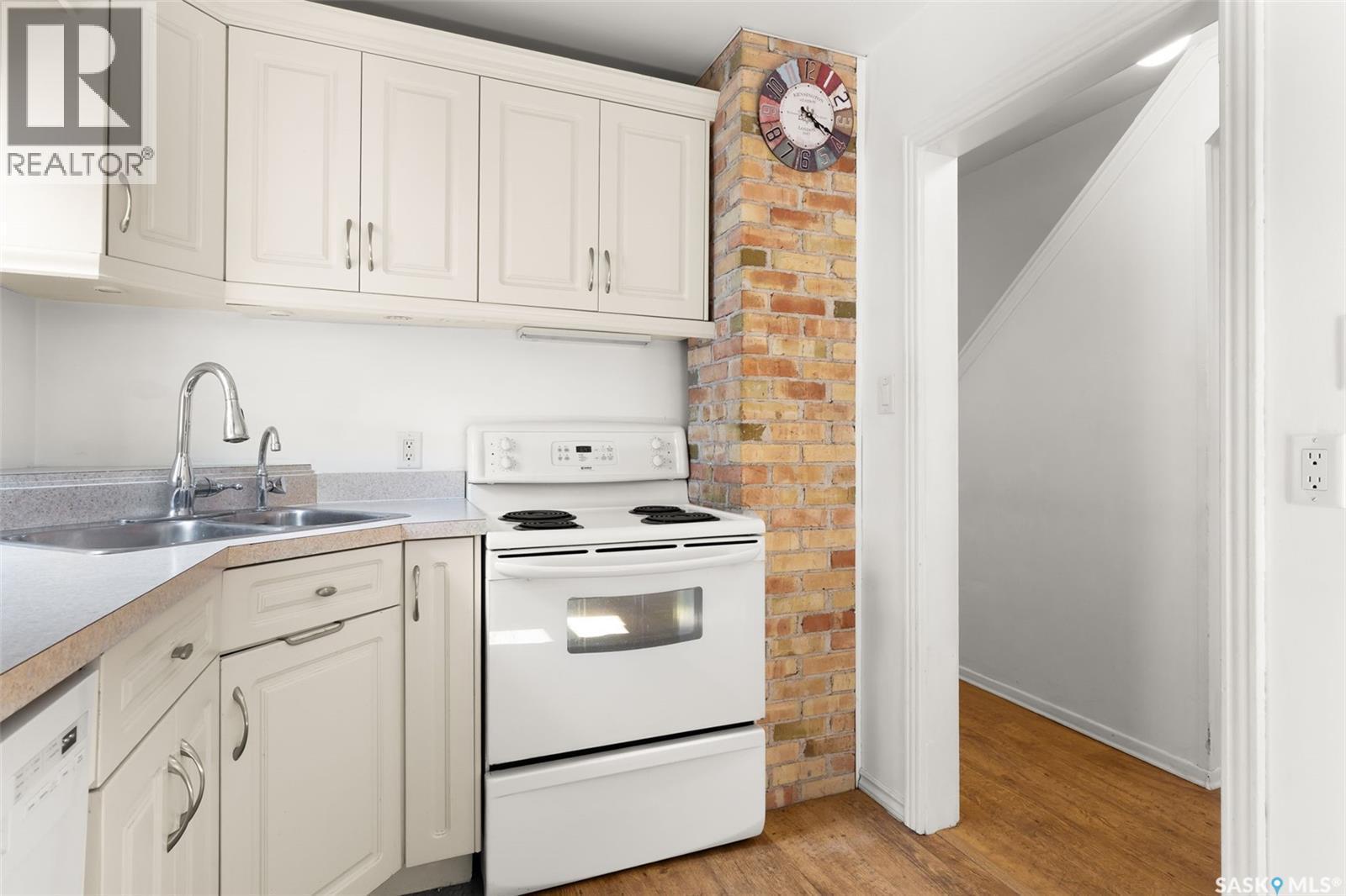 2822 Argyle Street, Regina, SK - Indoor Photo Showing Kitchen With Double Sink