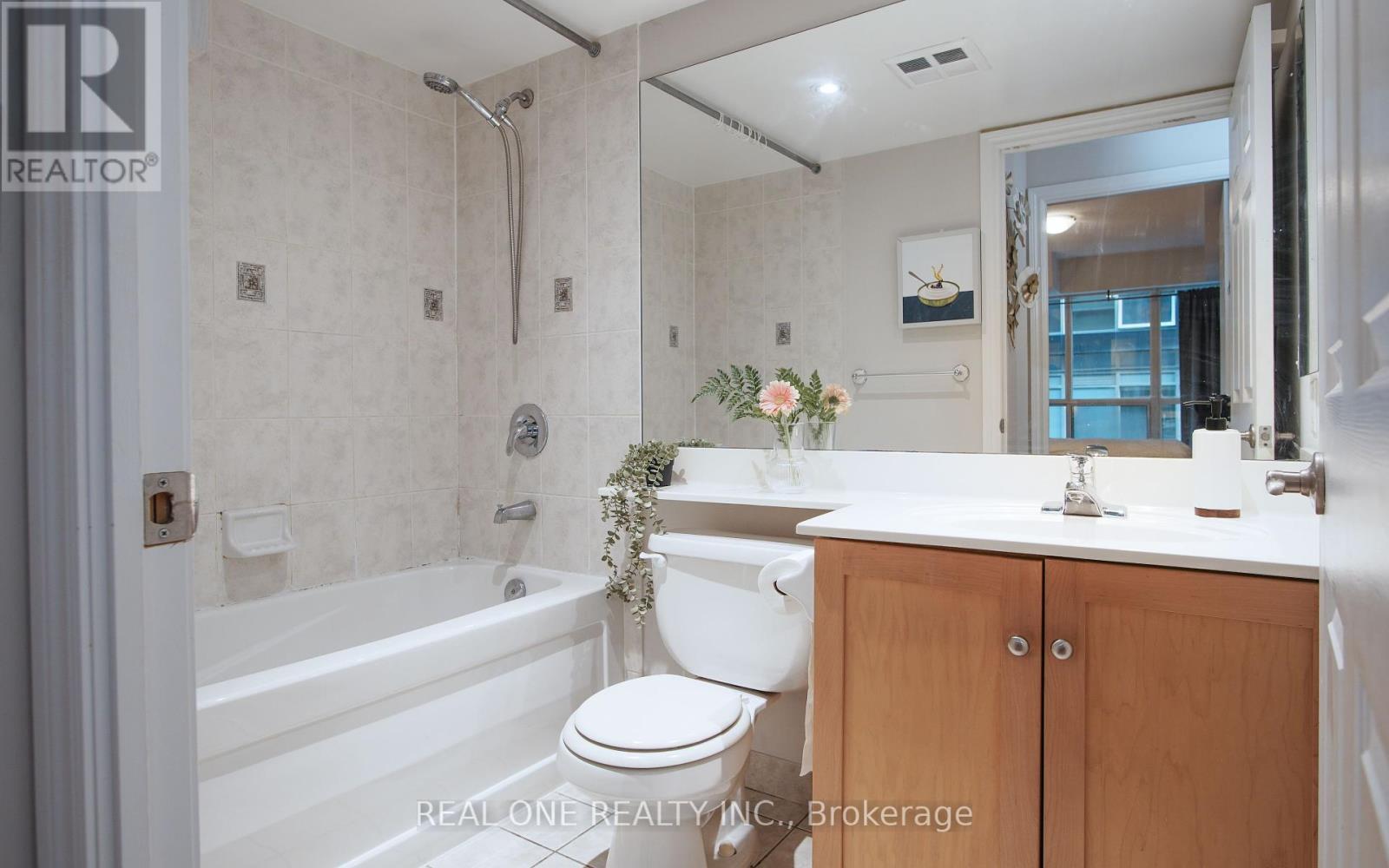 929 - 250 Wellington Street W, Toronto, ON - Indoor Photo Showing Bathroom