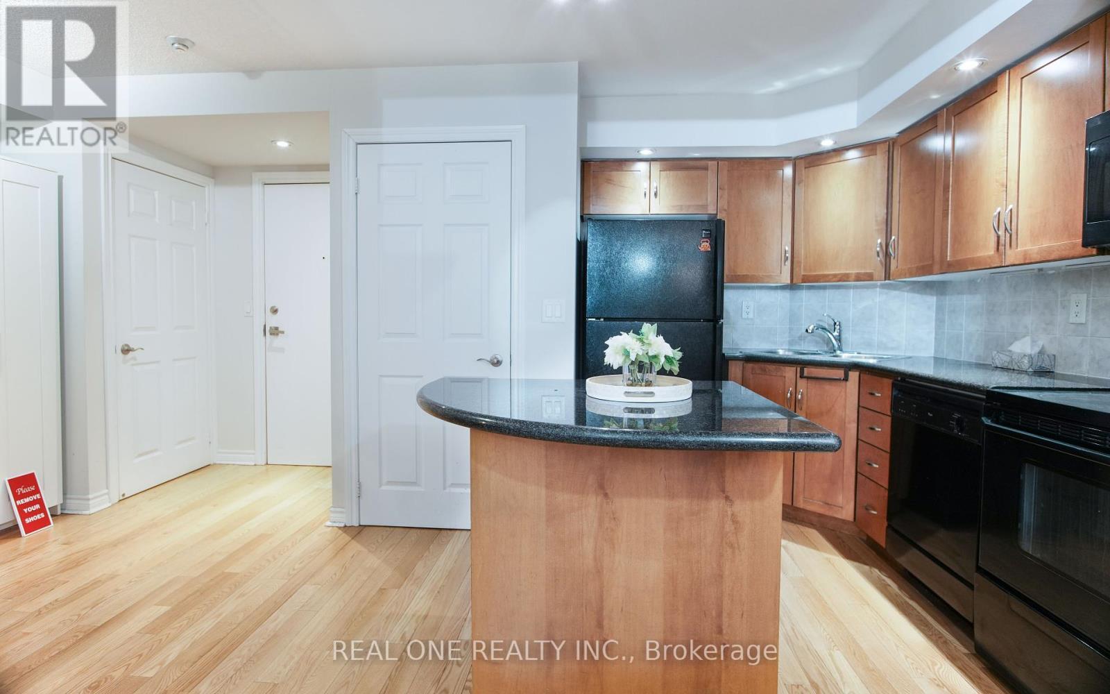 929 - 250 Wellington Street W, Toronto, ON - Indoor Photo Showing Kitchen