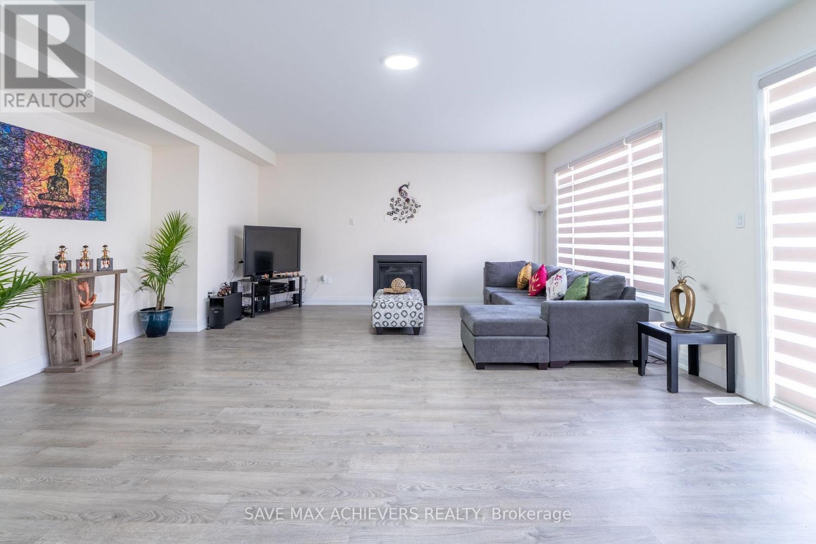 47 Daffodil Road, Springwater, ON - Indoor Photo Showing Living Room