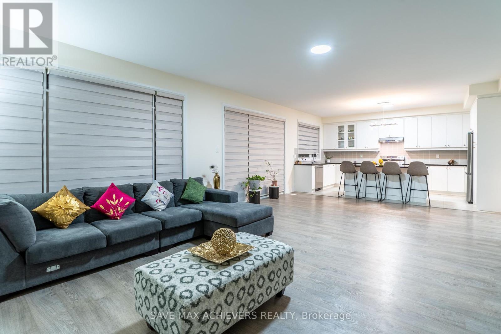 47 Daffodil Road, Springwater, ON - Indoor Photo Showing Living Room