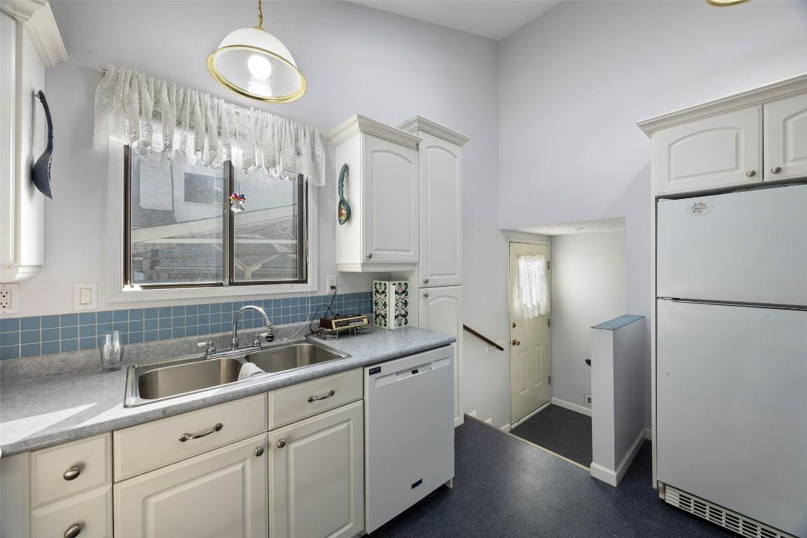 2341 Tranquille Road, Kamloops, BC - Indoor Photo Showing Kitchen With Double Sink