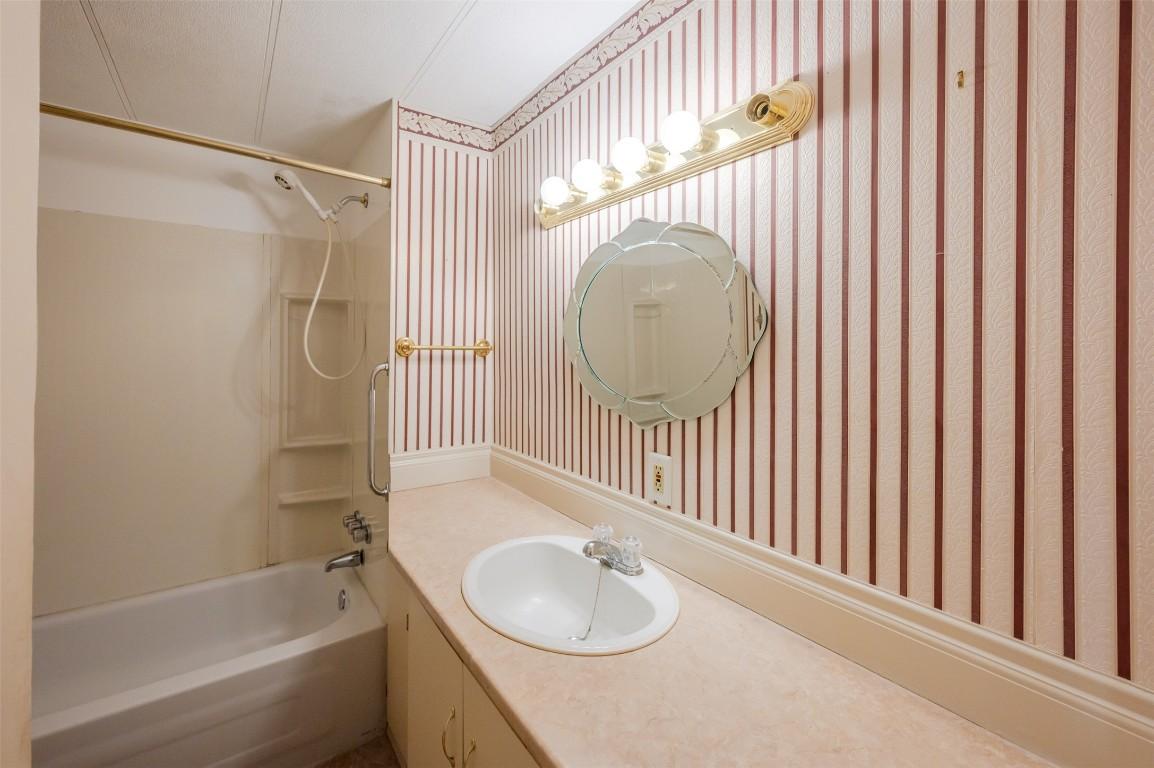 97-98 Okanagan Avenue, Penticton, BC