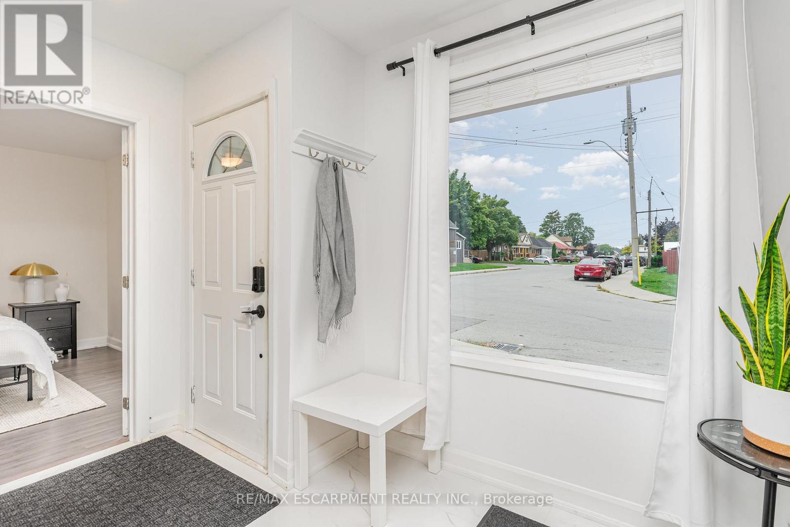 4 Robins Avenue, Hamilton, ON - Indoor Photo Showing Other Room