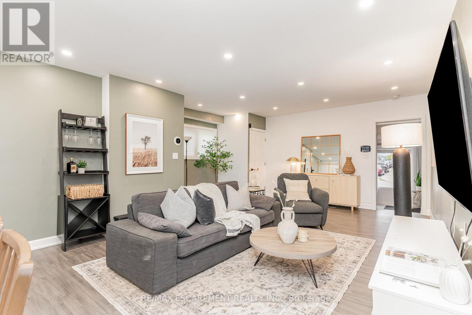 4 Robins Avenue, Hamilton, ON - Indoor Photo Showing Living Room
