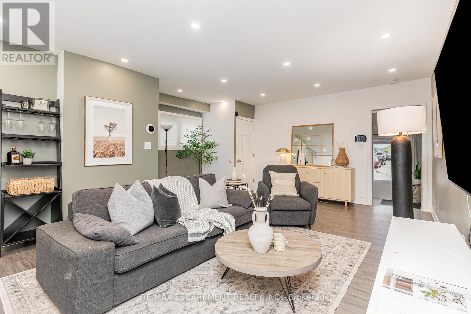 4 Robins Avenue, Hamilton, ON - Indoor Photo Showing Living Room