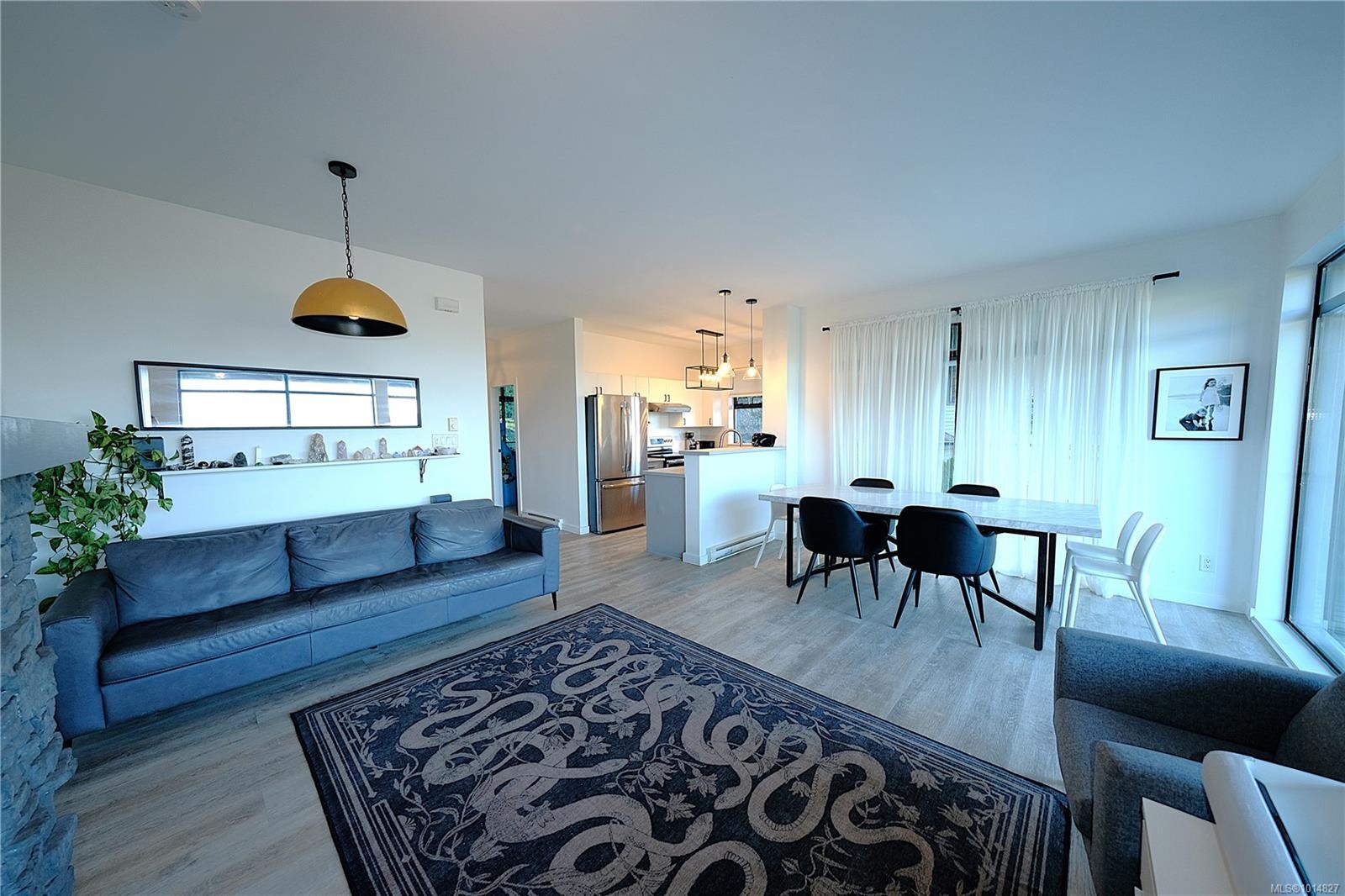 204-591 Pfeiffer Cres, Tofino, BC - Indoor Photo Showing Living Room