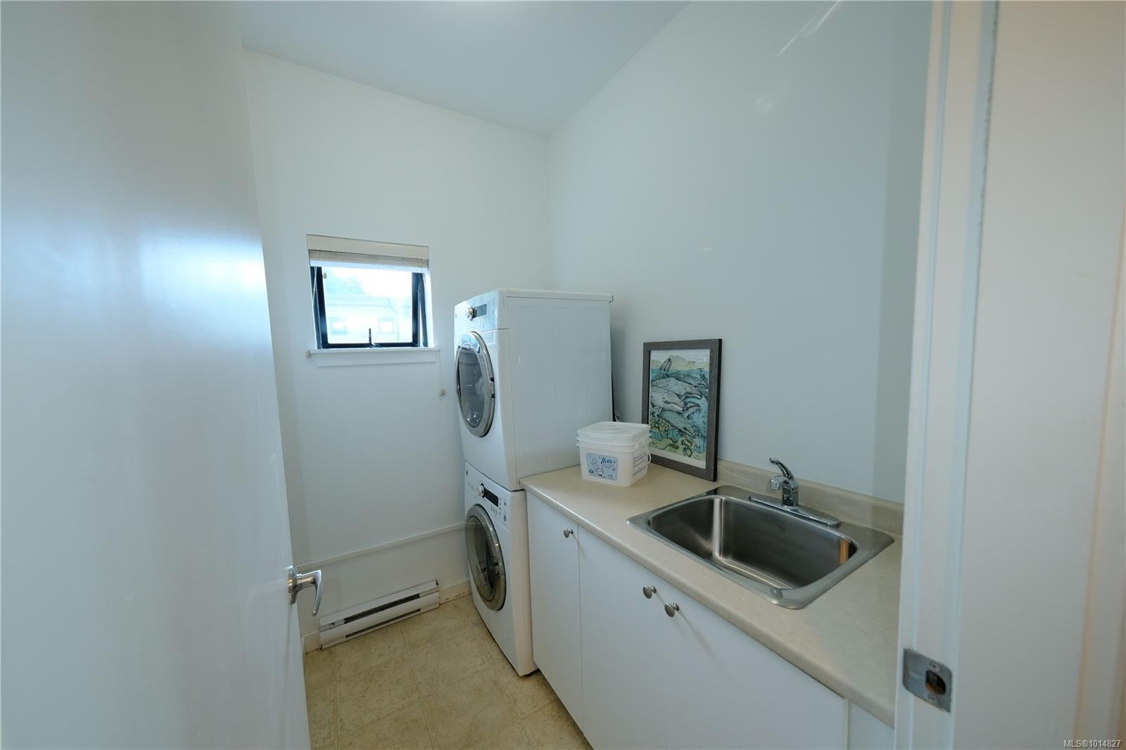 204-591 Pfeiffer Cres, Tofino, BC - Indoor Photo Showing Laundry Room