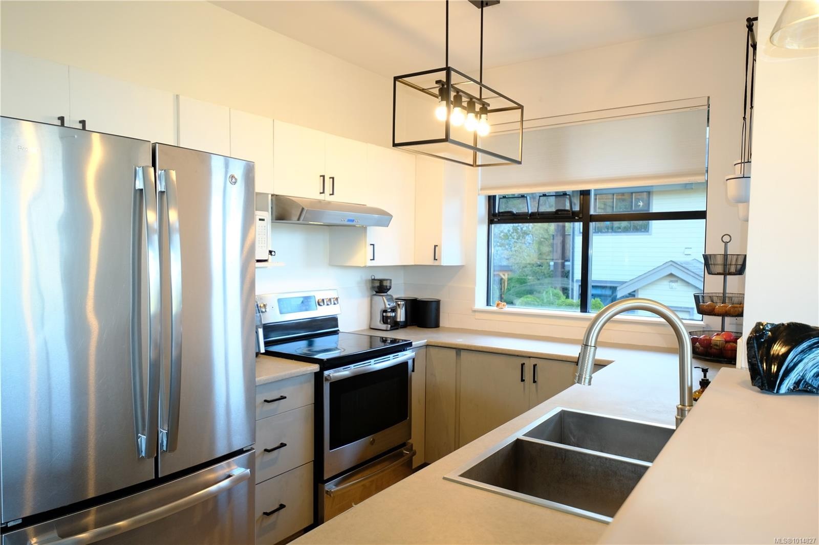 204-591 Pfeiffer Cres, Tofino, BC - Indoor Photo Showing Kitchen With Double Sink