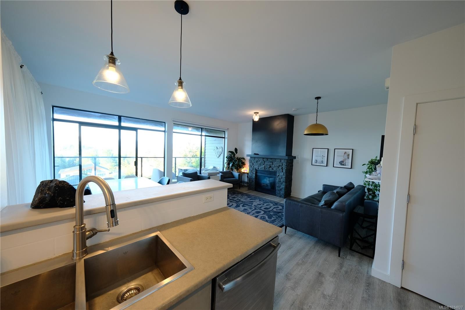 204-591 Pfeiffer Cres, Tofino, BC - Indoor With Fireplace