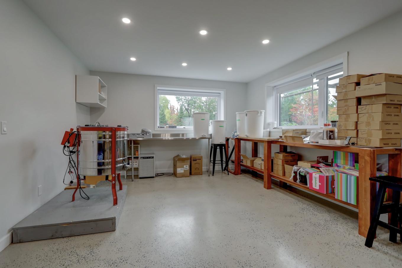 Commerce - 181 Mtée Du Coteau, Lantier, QC - Indoor Photo Showing Other Room