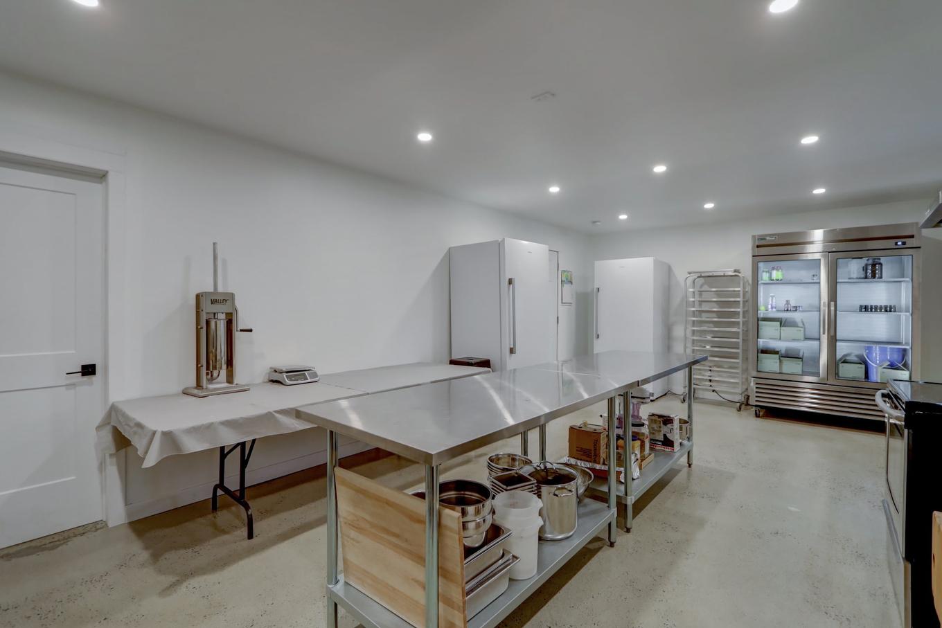 Commerce - 181 Mtée Du Coteau, Lantier, QC - Indoor Photo Showing Other Room