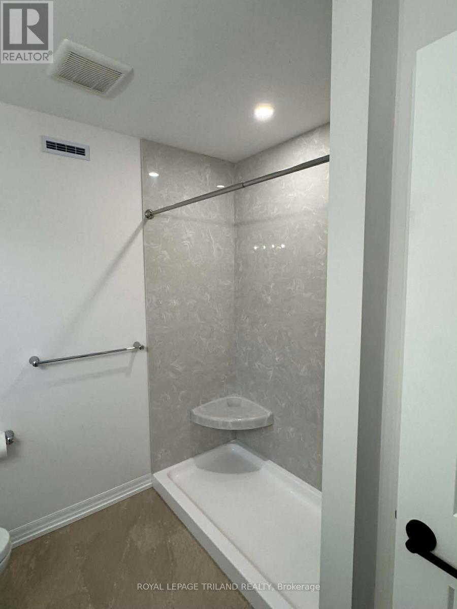 14 Harrow Lane, St. Thomas, ON - Indoor Photo Showing Bathroom