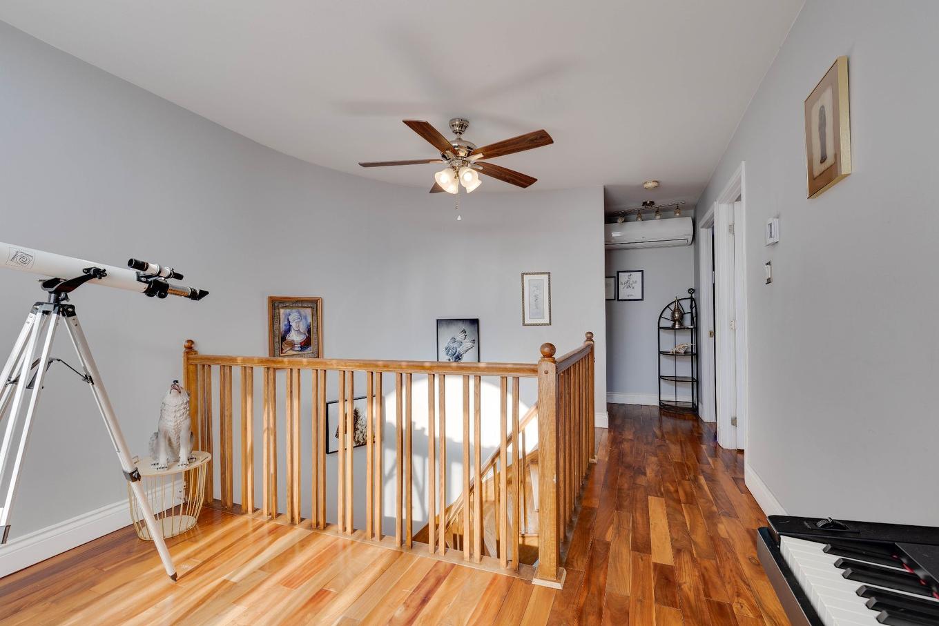 Mezzanine - 4629 Rue Laprade, Laval (Chomedey), QC - Indoor Photo Showing Other Room