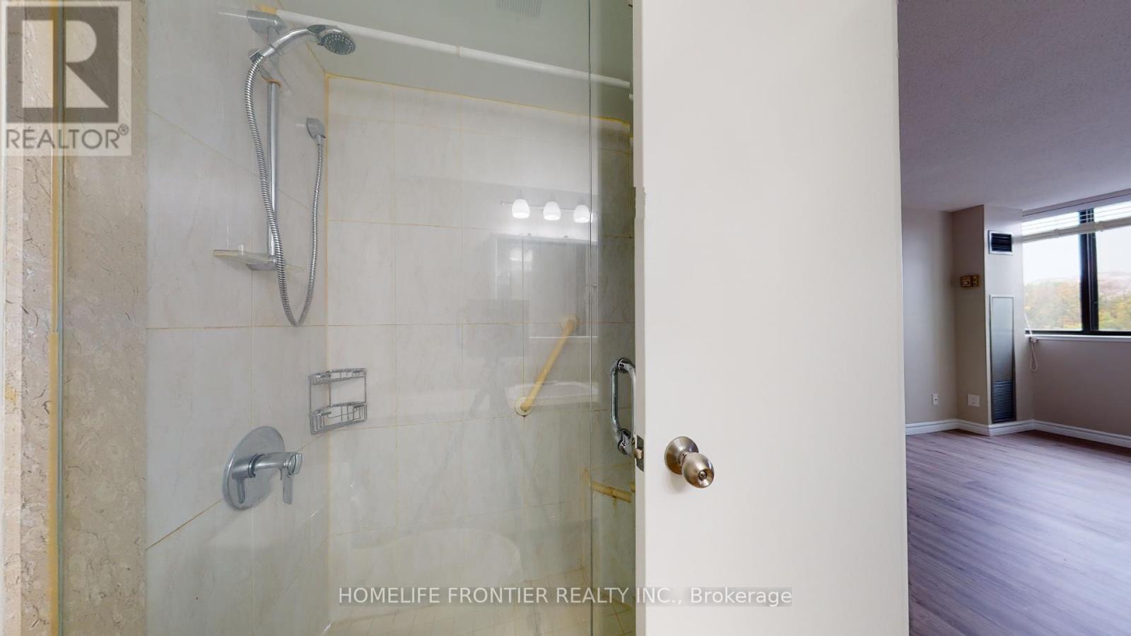 605 - 200 Robert Speck Parkway, Mississauga, ON - Indoor Photo Showing Bathroom