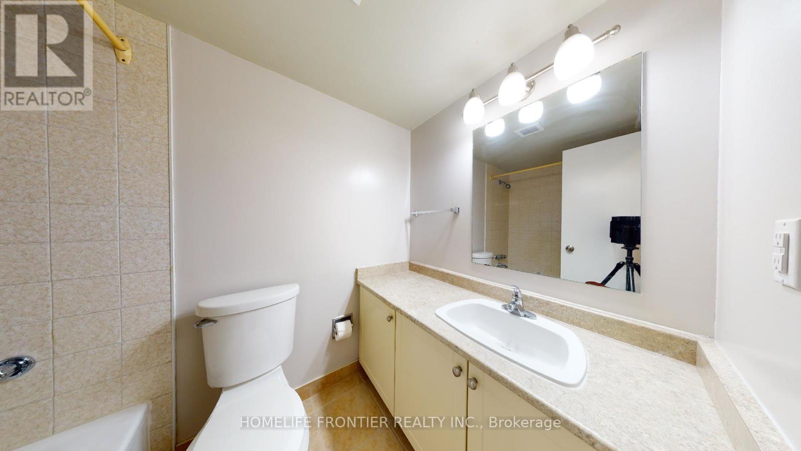 605 - 200 Robert Speck Parkway, Mississauga, ON - Indoor Photo Showing Bathroom
