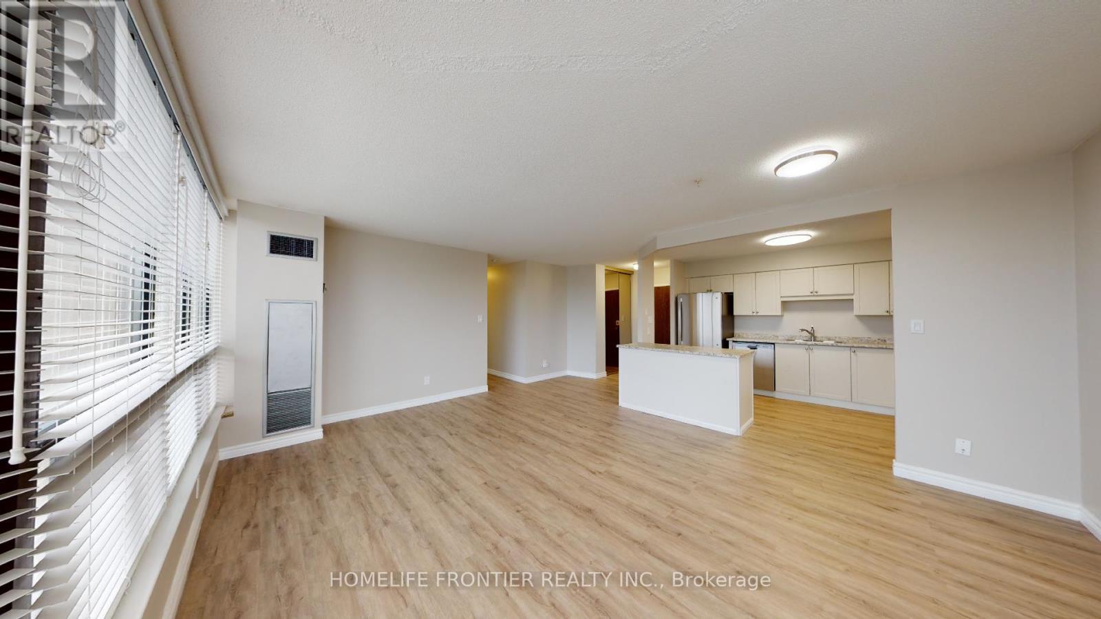 605 - 200 Robert Speck Parkway, Mississauga, ON - Indoor Photo Showing Kitchen