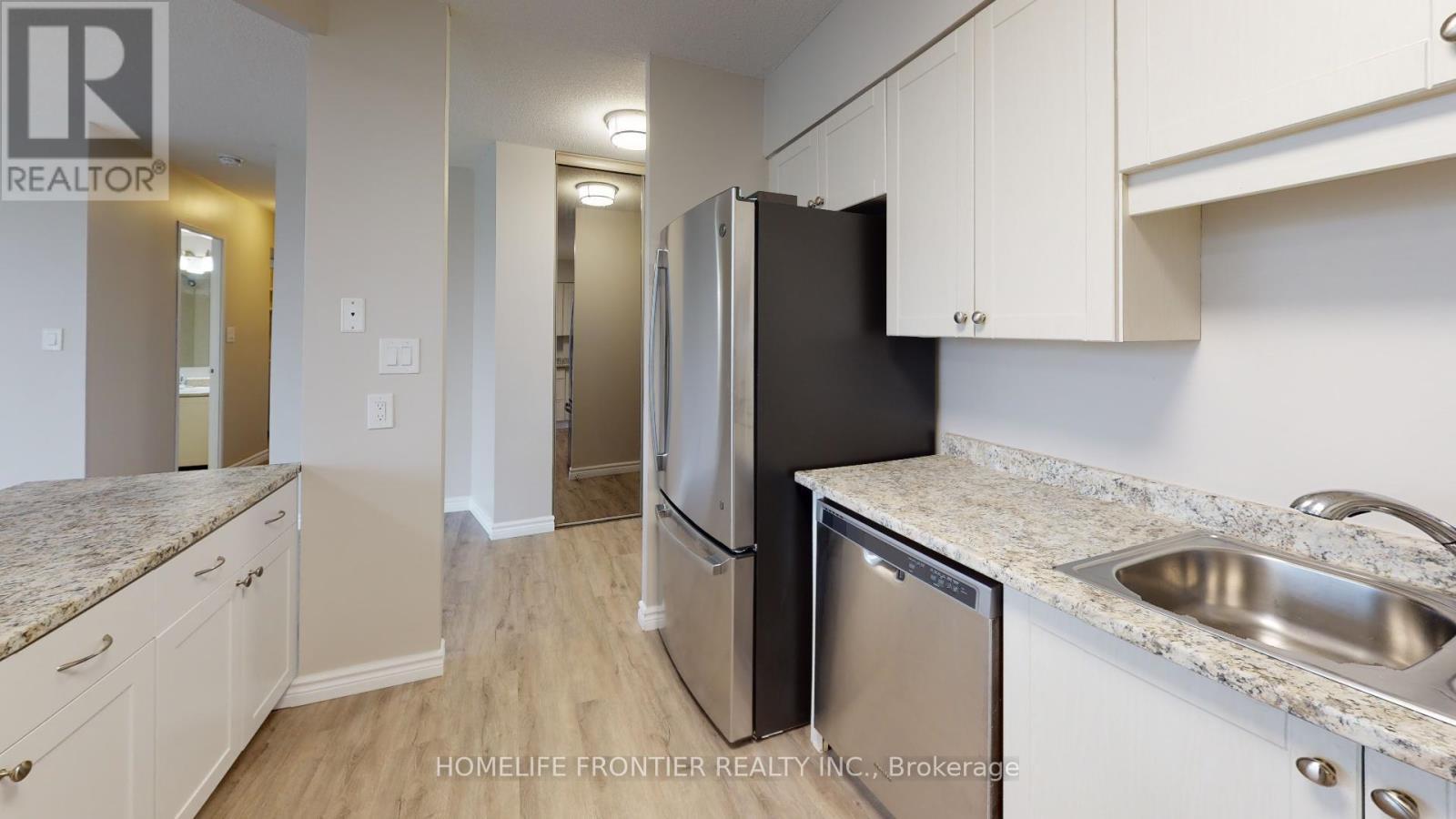 605 - 200 Robert Speck Parkway, Mississauga, ON - Indoor Photo Showing Kitchen