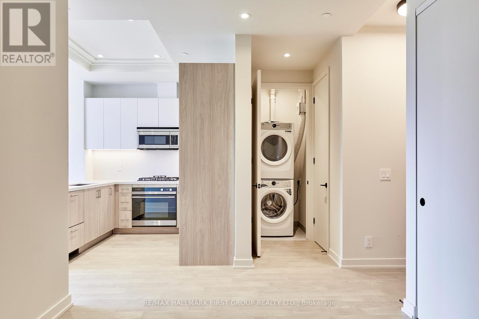 407 - 123 Maurice Drive, Oakville, ON - Indoor Photo Showing Laundry Room