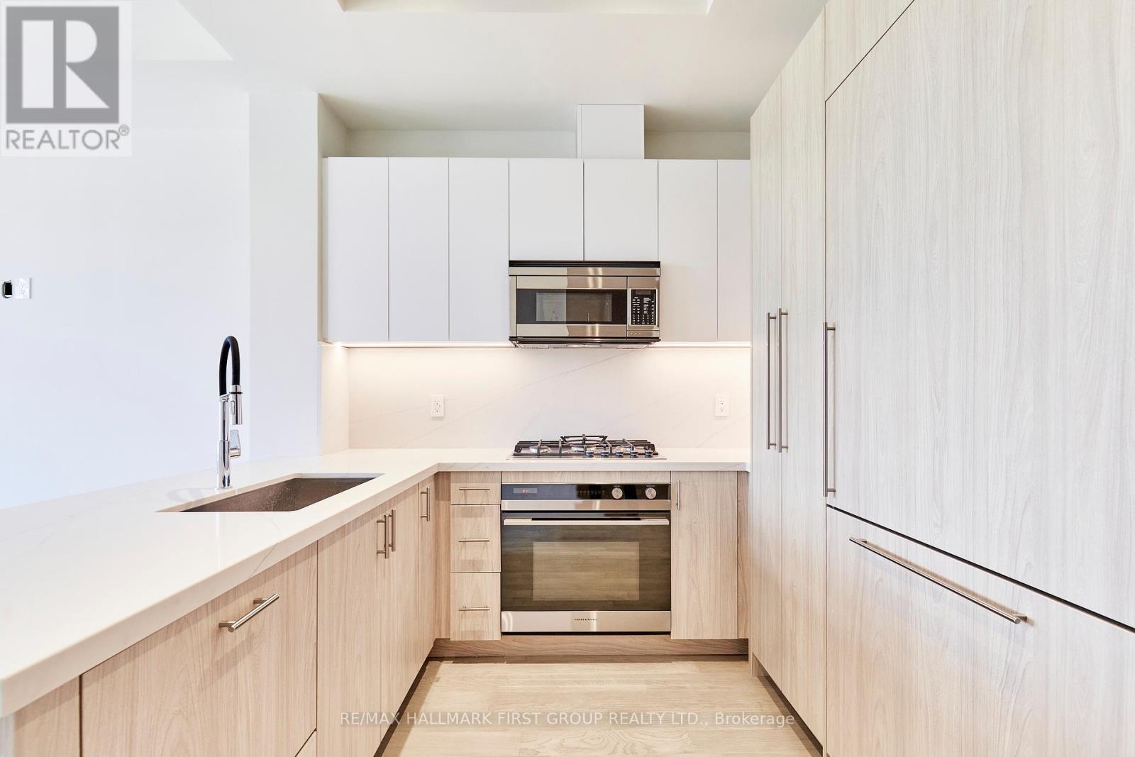 407 - 123 Maurice Drive, Oakville, ON - Indoor Photo Showing Kitchen With Upgraded Kitchen