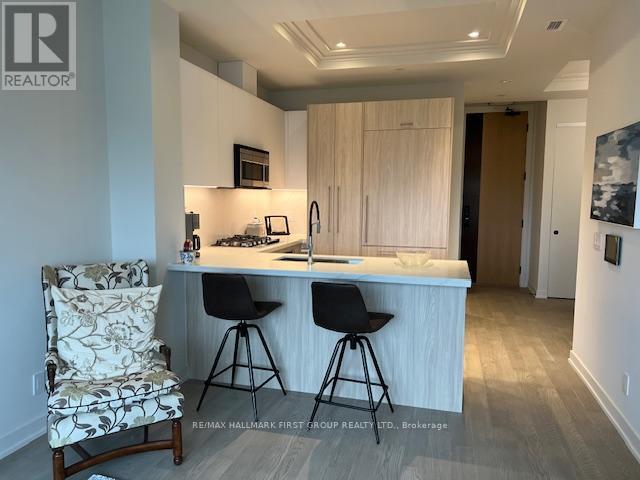 407 - 123 Maurice Drive, Oakville, ON - Indoor Photo Showing Kitchen With Upgraded Kitchen