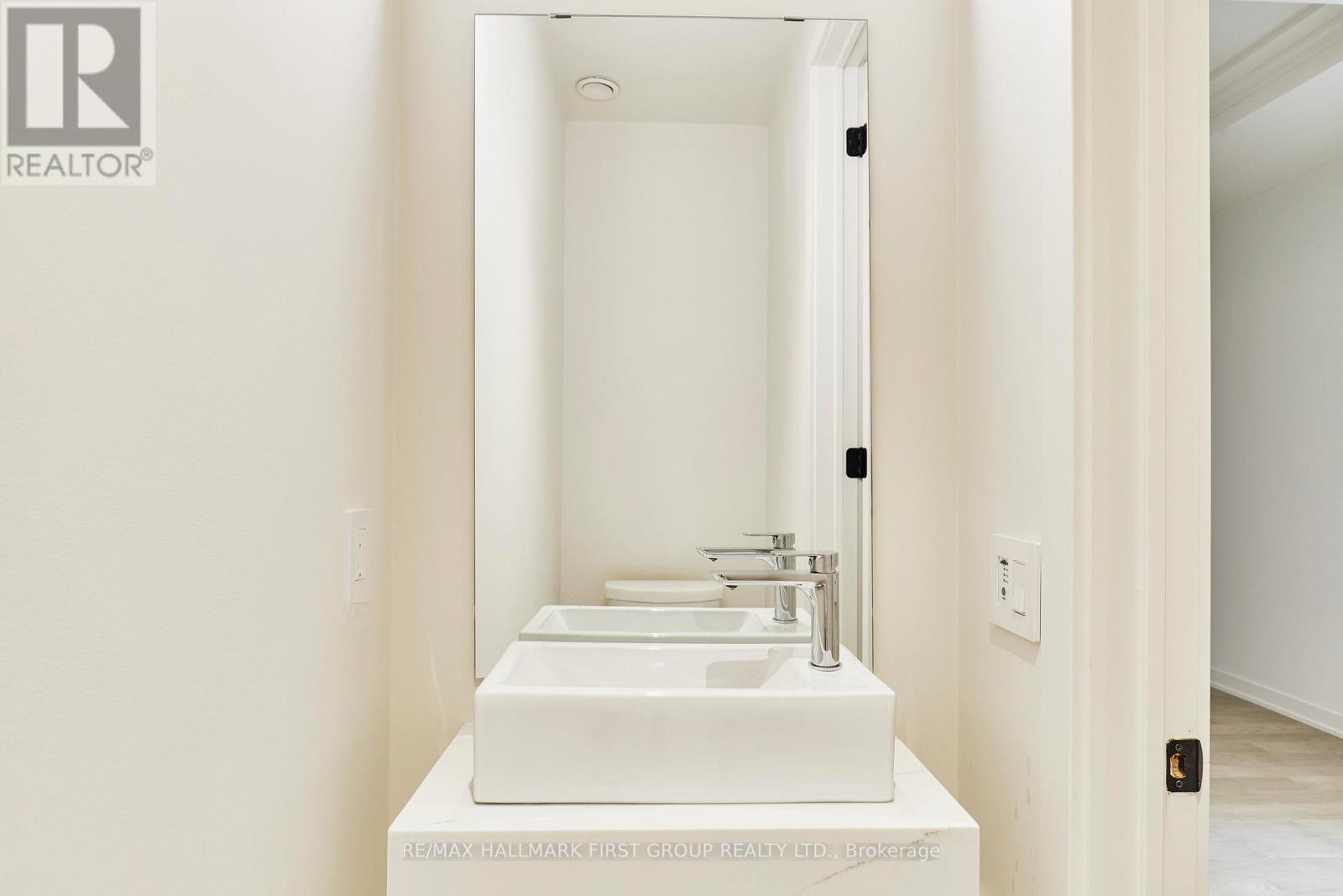 407 - 123 Maurice Drive, Oakville, ON - Indoor Photo Showing Other Room