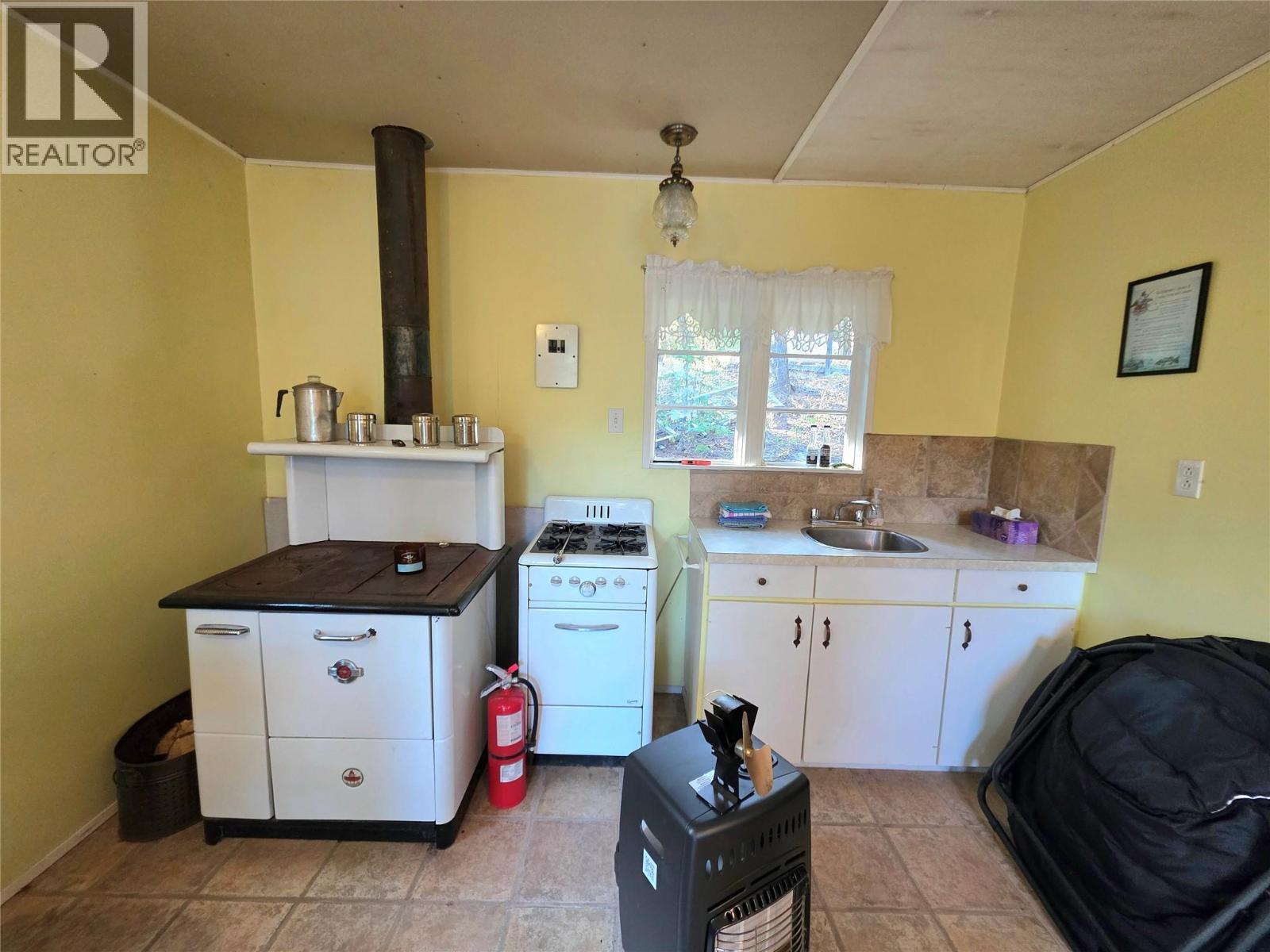 6453 Pinaus Lake Road Lot# 6297, Falkland, BC - Indoor Photo Showing Laundry Room
