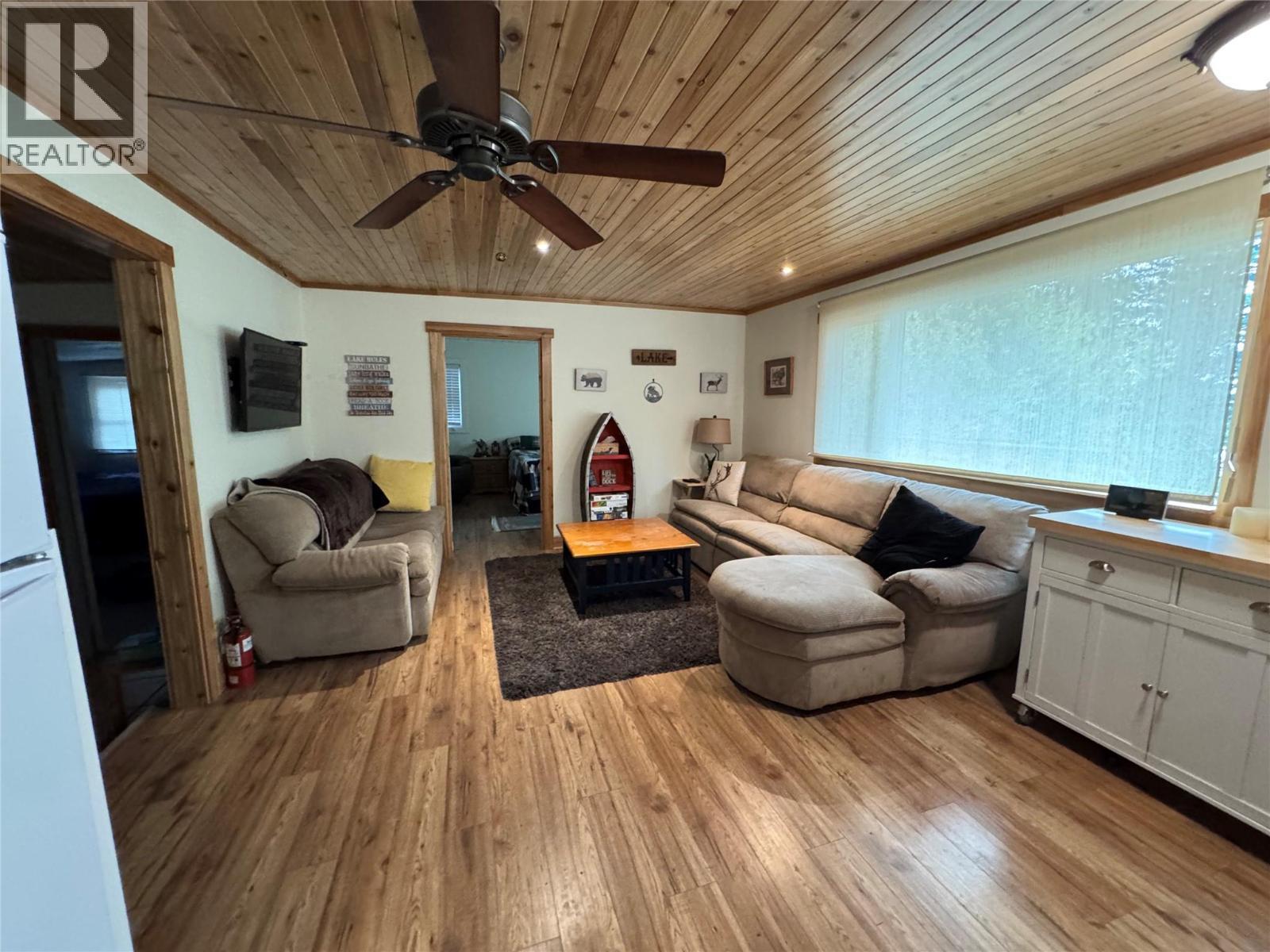 6453 Pinaus Lake Road Lot# 6297, Falkland, BC - Indoor Photo Showing Living Room