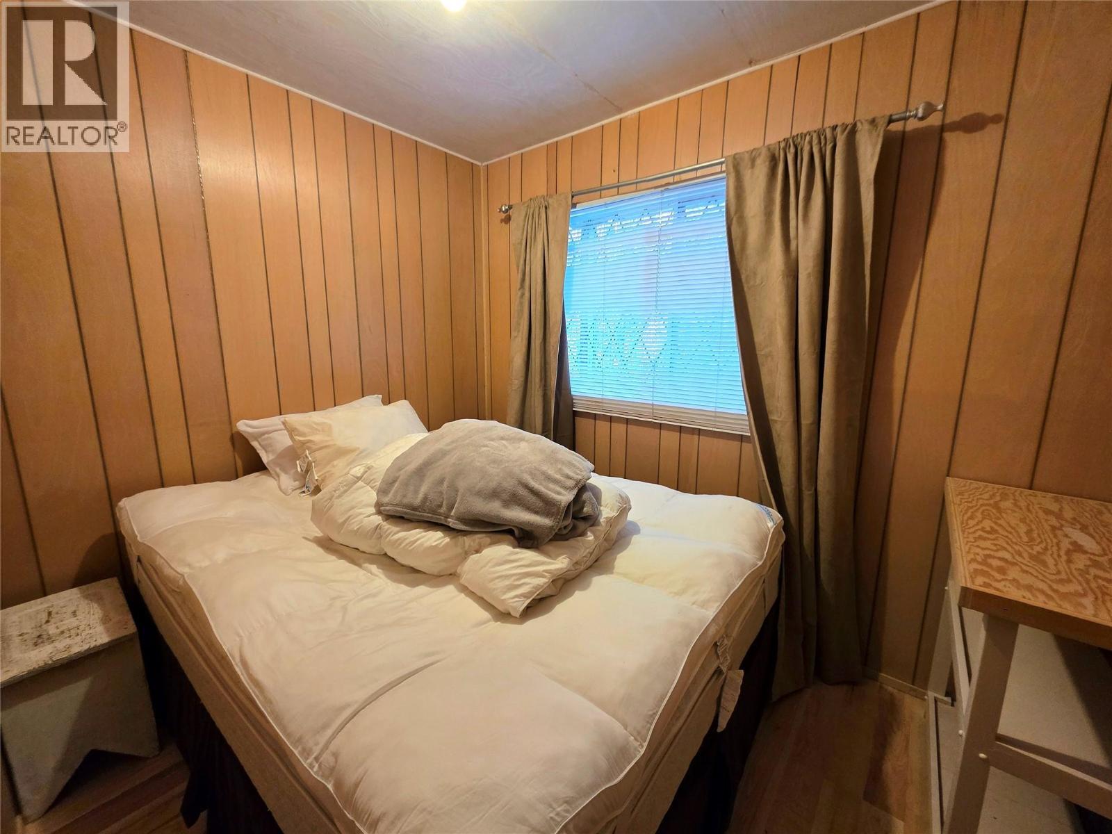 Queen bed in first bedroom - 6453 Pinaus Lake Road Lot# 6297, Falkland, BC - Indoor Photo Showing Bedroom