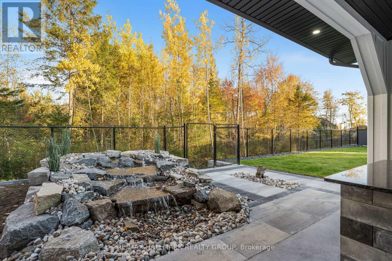 55 De La Seignerie Estates E, Champlain, ON - Indoor Photo Showing Garage