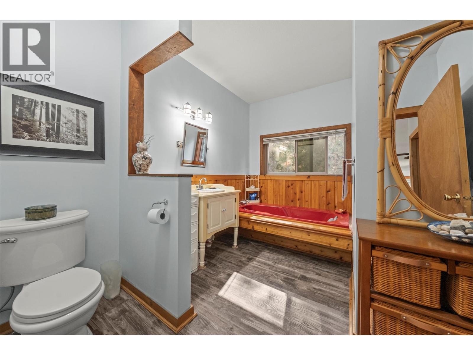 2510 Samuelson Road, Sicamous, BC - Indoor Photo Showing Bathroom