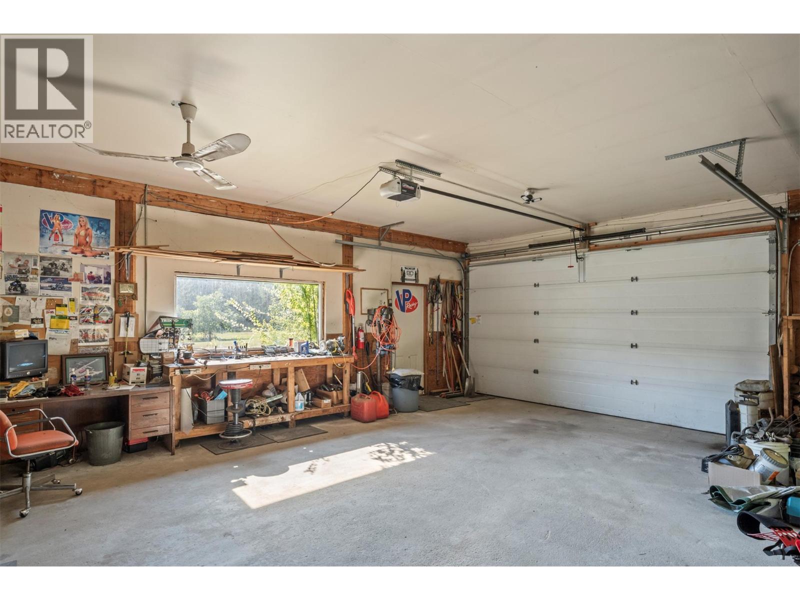 2510 Samuelson Road, Sicamous, BC - Indoor Photo Showing Garage