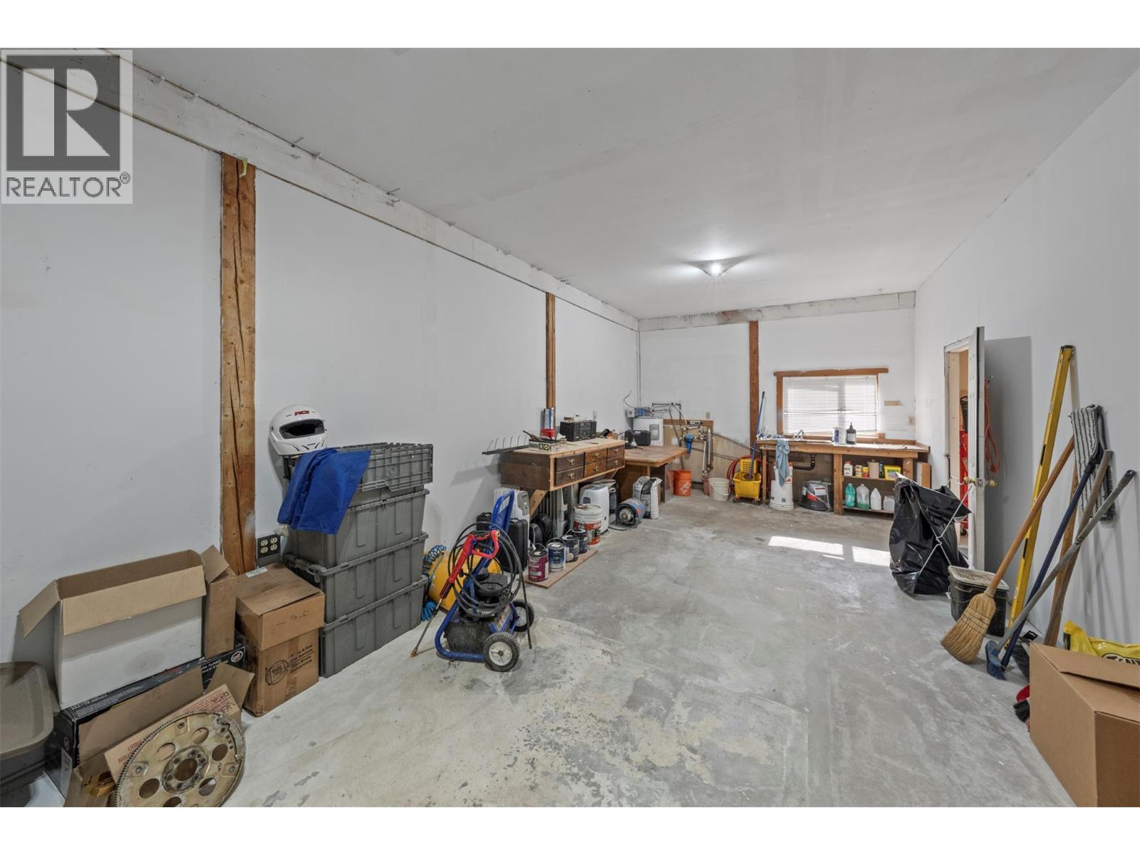 2510 Samuelson Road, Sicamous, BC - Indoor