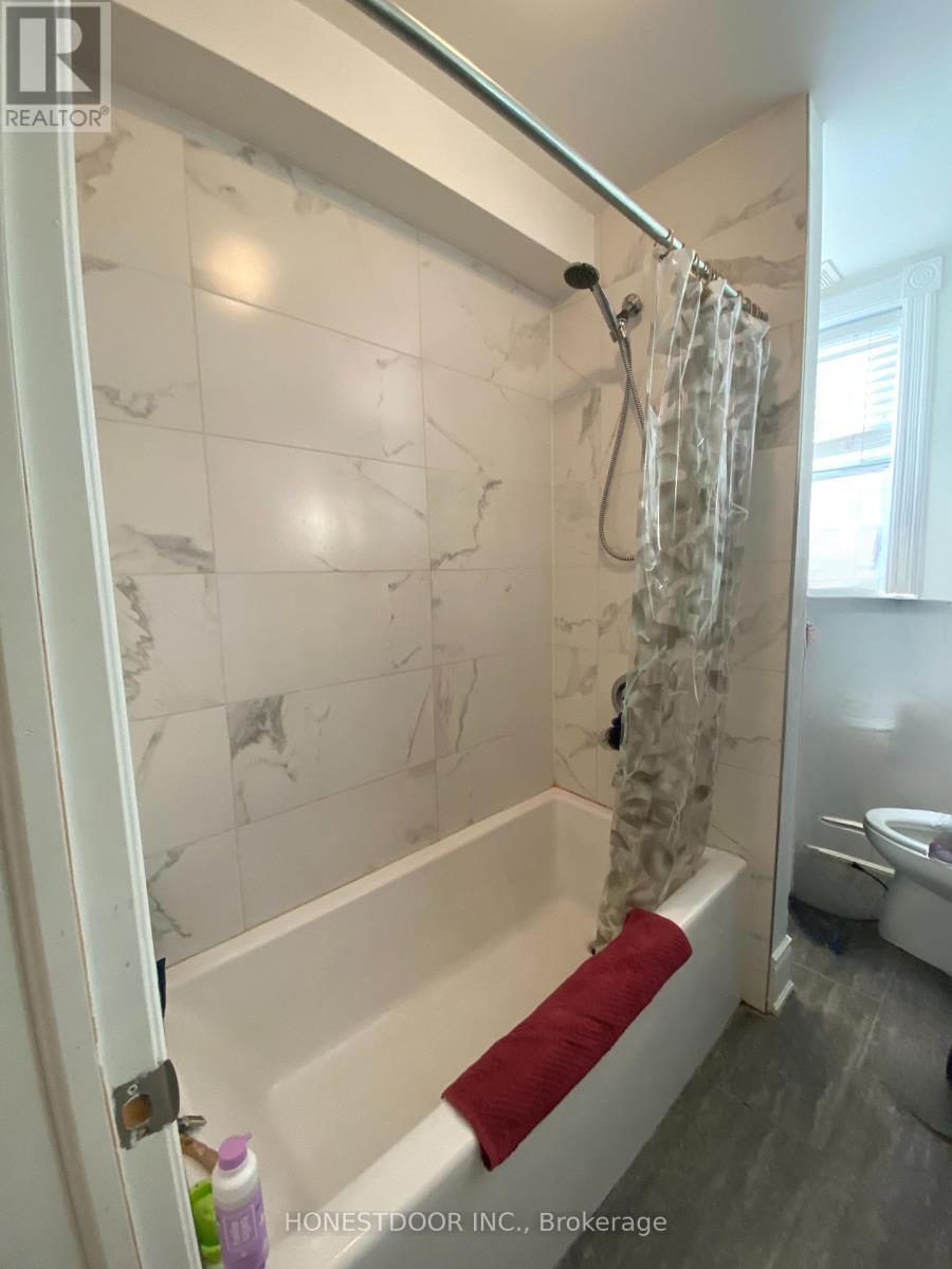 Main floor bathroom - 103 Victoria Avenue S, Hamilton, ON - Indoor Photo Showing Bathroom