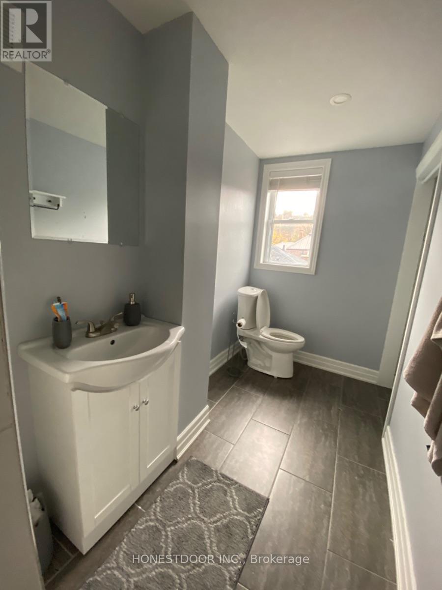 Unit 3 bathroom - 103 Victoria Avenue S, Hamilton, ON - Indoor Photo Showing Bathroom