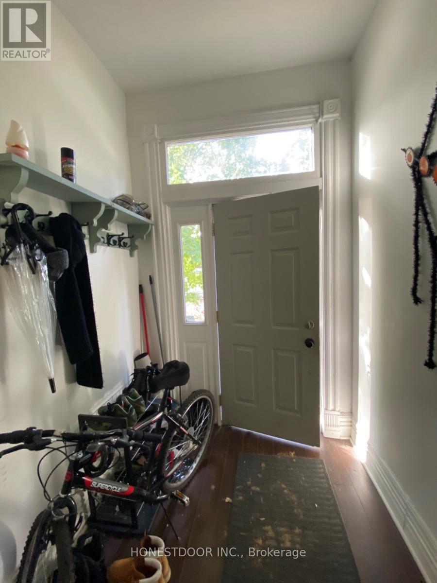 Main entrance foyer/front door - 103 Victoria Avenue S, Hamilton, ON - Indoor Photo Showing Other Room