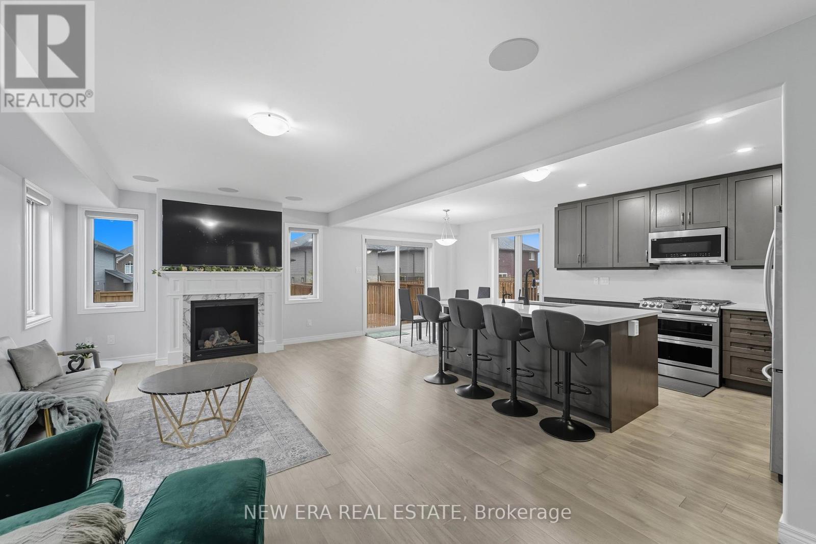 907 Bramford Terrace, Peterborough, ON - Indoor Photo Showing Living Room With Fireplace