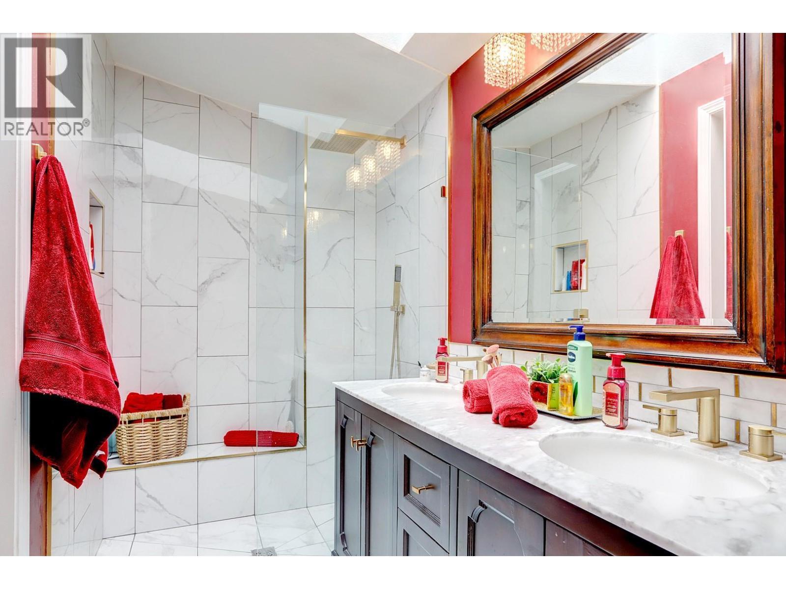 4712 Valleyview Place, Vernon, BC - Indoor Photo Showing Bathroom